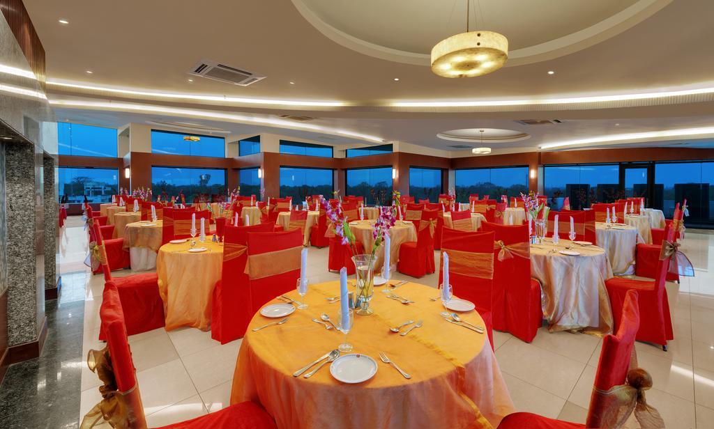 Ramada Plaza By Wyndham Jhv Benares Buitenkant foto