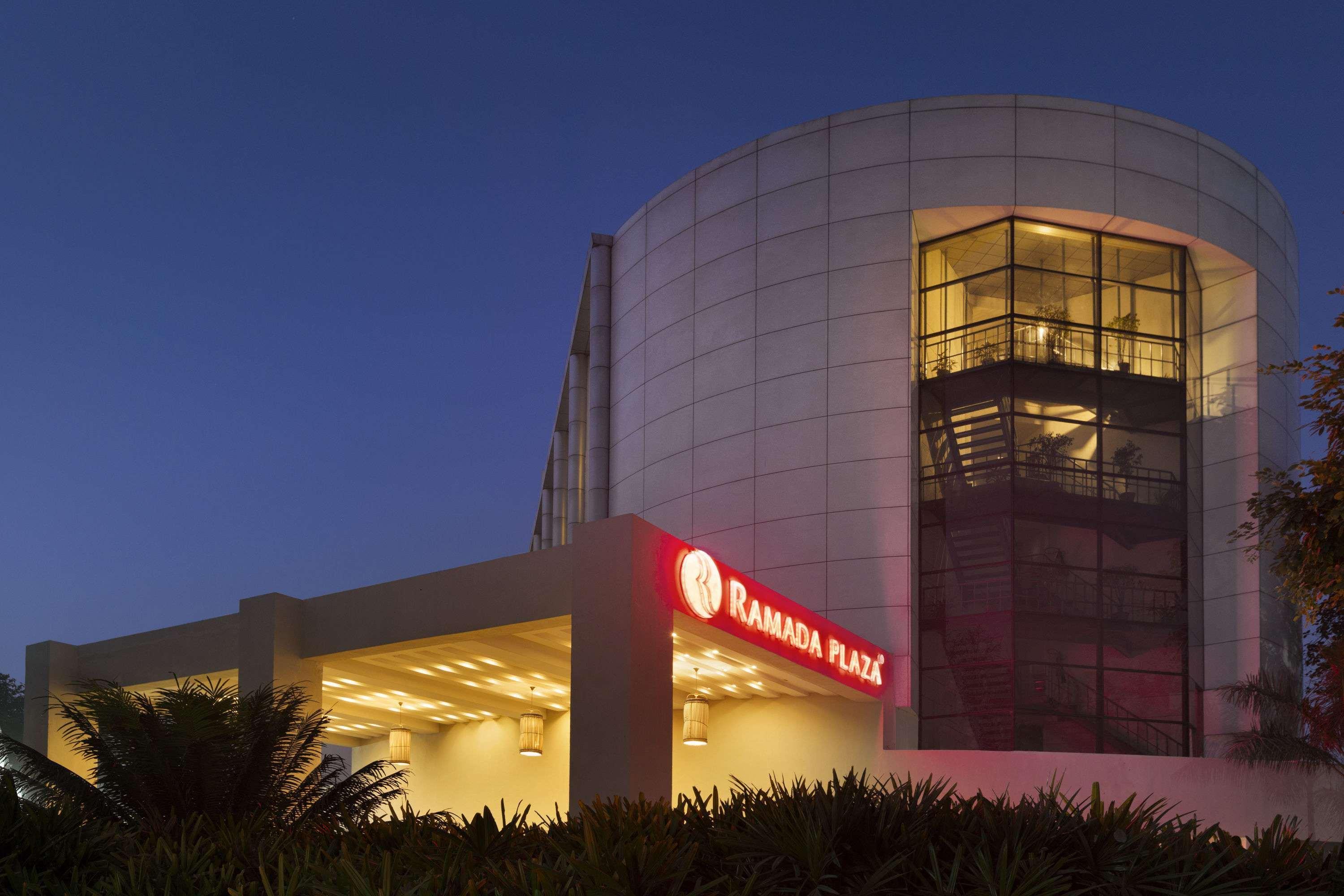 Ramada Plaza By Wyndham Jhv Benares Buitenkant foto
