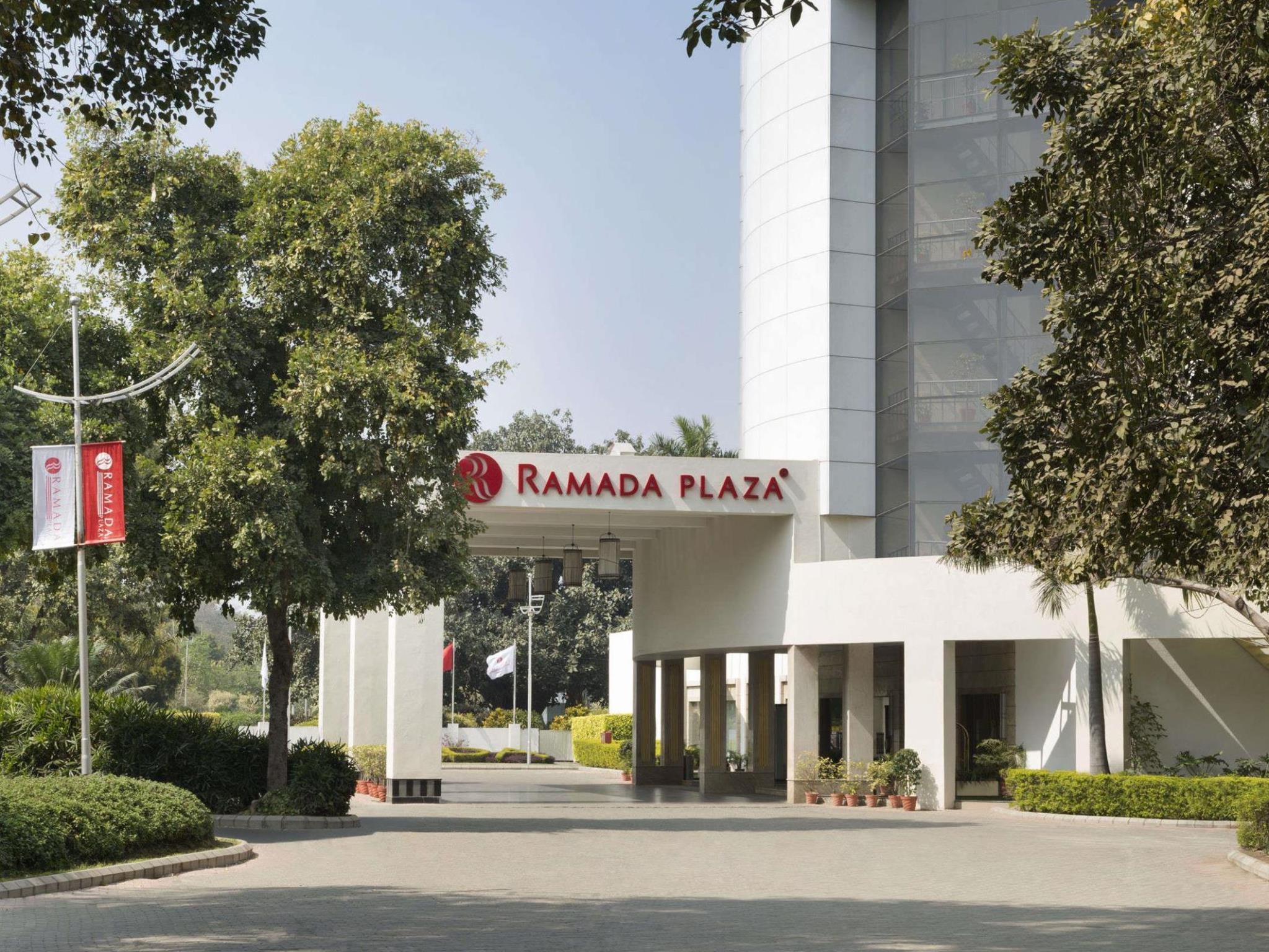 Ramada Plaza By Wyndham Jhv Benares Buitenkant foto
